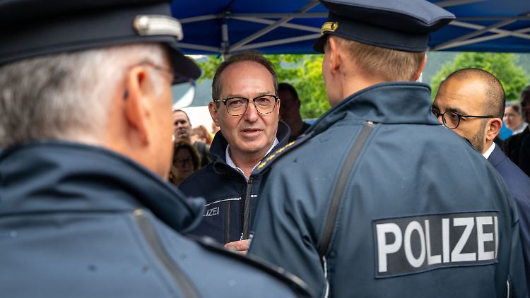 Anfang Mai besucht Innenminister Dobrindt den Kontrollpunkt Kiefersfelden an der österreichischen Grenze.