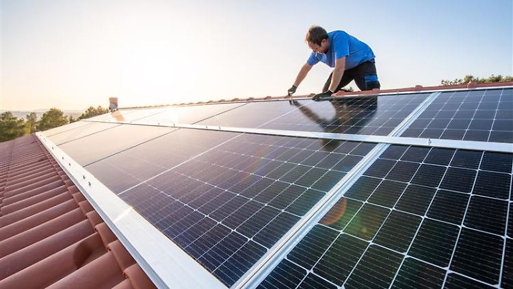 Private Solaranlagen boomen. Immer öfter stellt sich Besitzern aber die Frage: Dürfen PV-Anlagen mit Balkonkraftwerken kombiniert werden? 