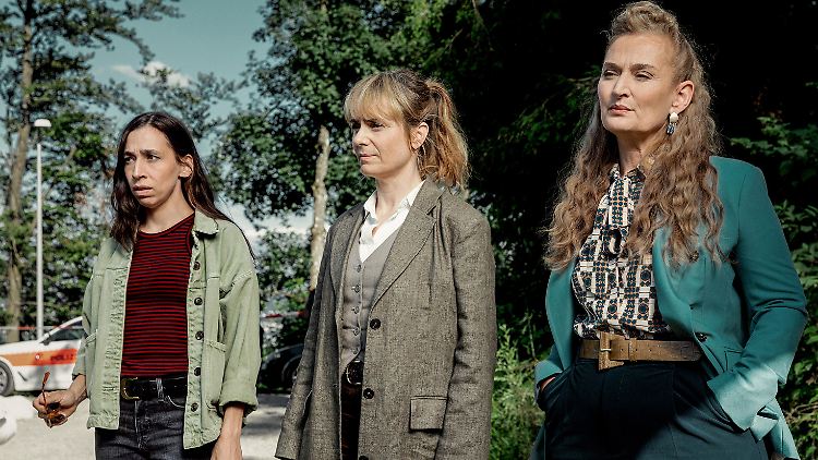 Ott (Carol Schuler) Grandjean (Anna Pieri Zuercher) und Staatsanwältin Wegenast (Rachel Braunschweig, v.l.n.r.) bei der Entdeckung der Toten.