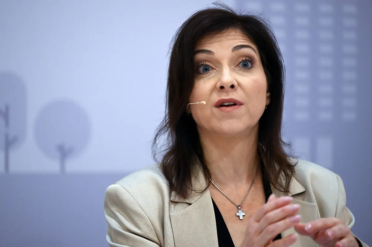 Katherina-Reiche-Vorstandsvorsitzende-Westenergie-und-Vorsitzende-des-Nationalen-Wasserstoffrates-spricht-auf-dem-Podium-in-Essen