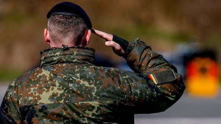 Der Soldat habe die im Soldatengesetz festgeschriebene Kameradschaft verletzt, heißt es.