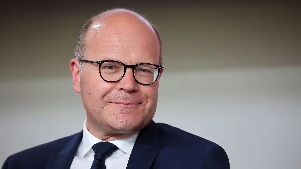 Oliver-Schenk-CDU-Staatskanzleichef-von-Sachsen-sitzt-auf-einer-Buehne