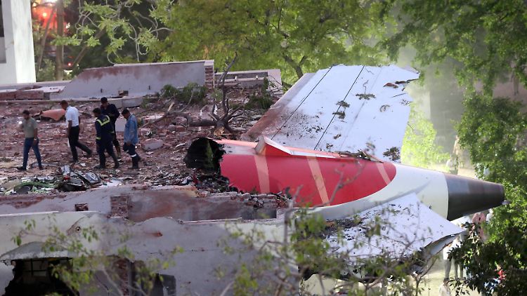 Kurz nach dem Start stürzte die Boeing von Air India in einen Wohnkomplex.