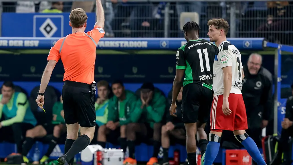 Schiedsrichter-Sven-Waschitzki-Guenther-zeigt-Fuerths-Dickson-Abiama-M-die-Rote-Karte