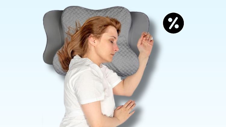 Das orthopädische Kissen von Glückstoff ist laut Anbieter ideal für alle Schlaftypen und momentan beruhigend günstig. 