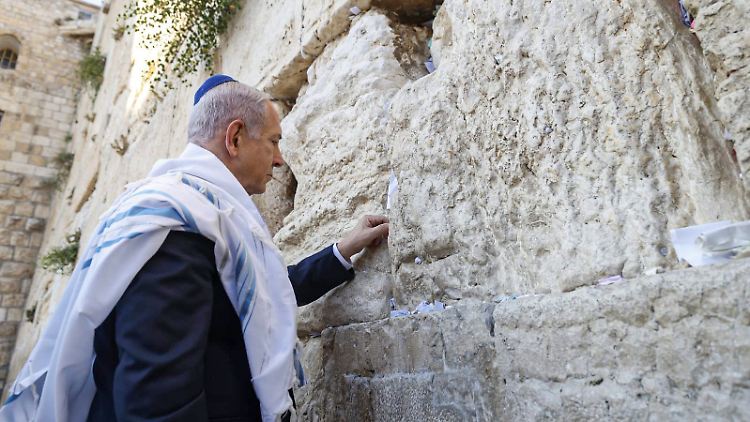 Premierminister Benjamin Netanjahu wurde am Donnerstag fotografiert, wie er eine handschriftliche Notiz in eine Ritze der Jerusalemer Klagemauer platzierte. 