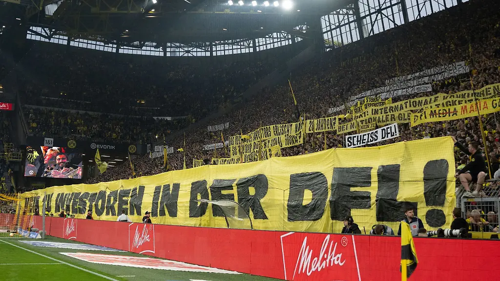 Dortmunds-Fans-protestieren-mit-einem-Banner-gegen-Investoren-in-der-DFL