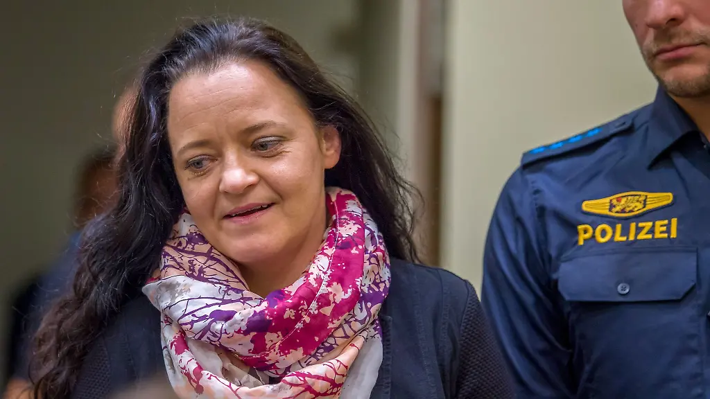 Die-Angeklagte-Beate-Zschaepe-betritt-den-Gerichtssaal-im-Oberlandesgericht-Muenchen