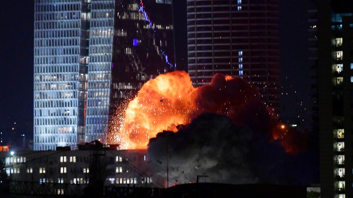 Eine Rakete schlägt in Tel Aviv ein.