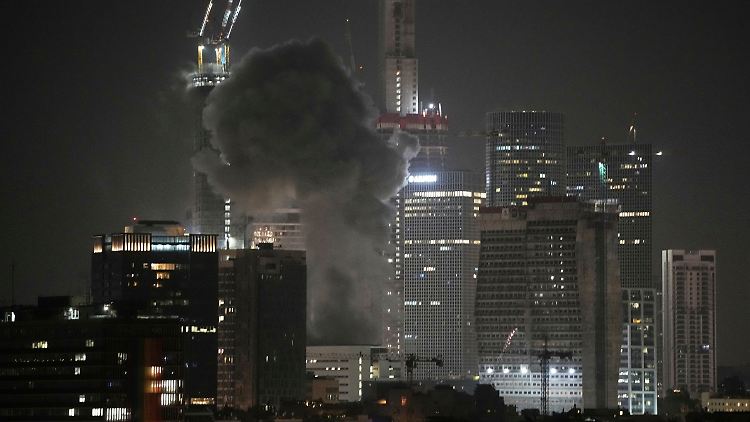 Rauch steigt nach dem Einschlag einer Rakete in ein Gebäude in Tel Aviv auf.