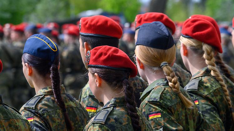 Bis 2011 galt die Wehrpflicht nur für Männer.