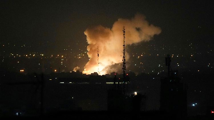 Nach einer Explosion in Teheran steigt Rauch auf.