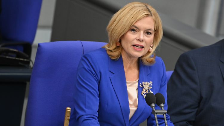 Die neue Bundestagspräsidentin greift durch: Julia Klöckner. 