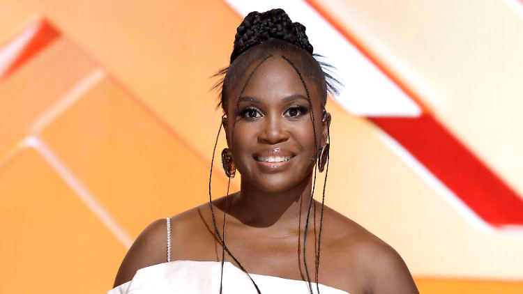 Motsi Mabuse zeigt selbstbewusst ihre Kurven.