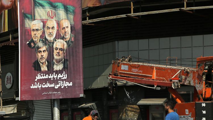 In Teheran werden bereits Plakate der getöteten Generäle und Wissenschaftler aufgehängt. 