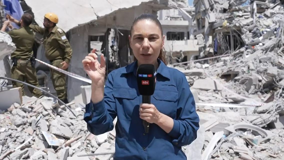 Raschel Blufarb.jpg