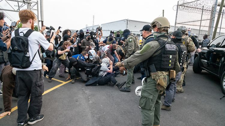 Die Demonstranten vor dem Abschiebezentrum geraten mit der Polizei aneinander.