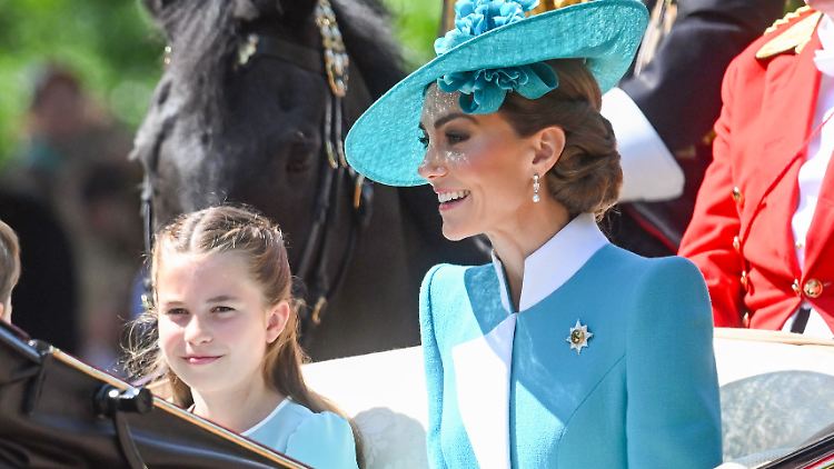 Kate mit Prinzessin Charlotte bei der Parade.