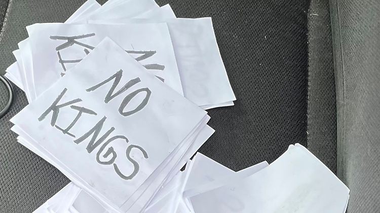 Dieses von der Minnesota State Patrol bereitgestellte Foto zeigt Flyer auf dem Auto des mutmaßlichen Täters. Die "No Kings"-Demonstrationen richten sich gegen die Militärparade, die Trump am Samstag in Washington abhalten lässt.