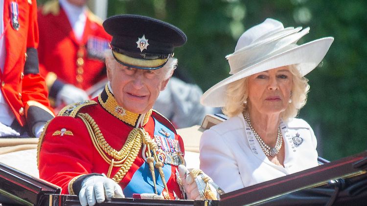 König Charles und Königin Camilla auf dem Weg zur Horse Guards Parade.