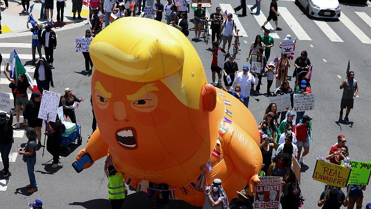 In Los Angeles brachten Teilnehmer der Proteste eine aufblasbare Baby-Trump-Witzfigur mit.