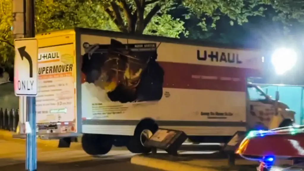 2023-05-23T045353Z-2111270850-RC2441A8J9T8-RTRMADP-3-USA-WHITEHOUSE-CRASH