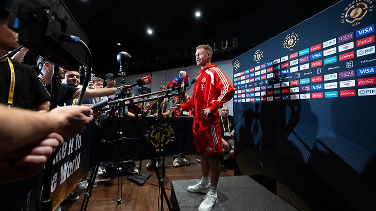 Kimmich - und ein paar mitgereiste Journalisten. 