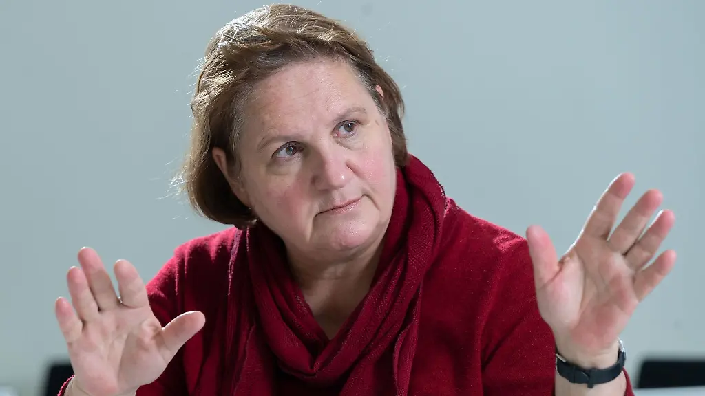 Theresa-Schopper-Buendnis-90-Die-Gruenen-Kultusministerin-von-Baden-Wuerttemberg-aufgenommen-in-ihrem-Ministerium-in-Stuttgart