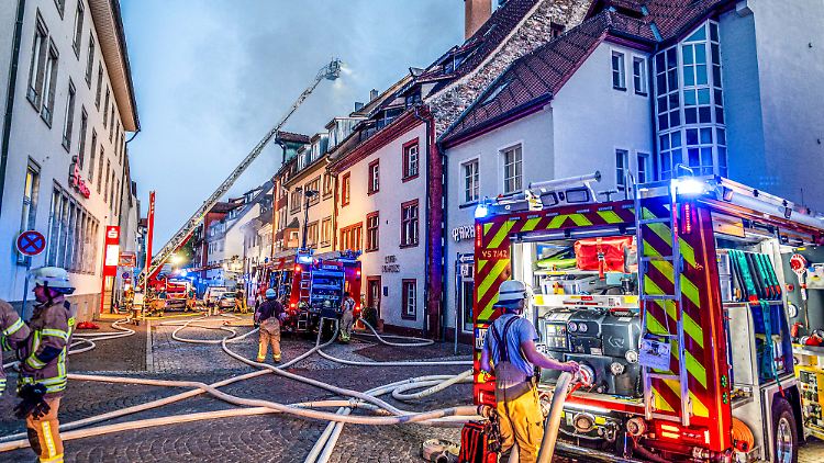 Der Aufbau der historischen Altstadt erschwert die Löscharbeiten.