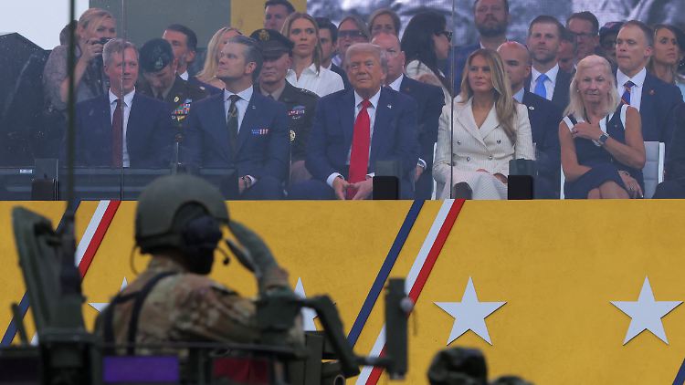 Immer am Oberbefehlshaber vorbei: Donald Trump saß und stand auf einer Tribüne.