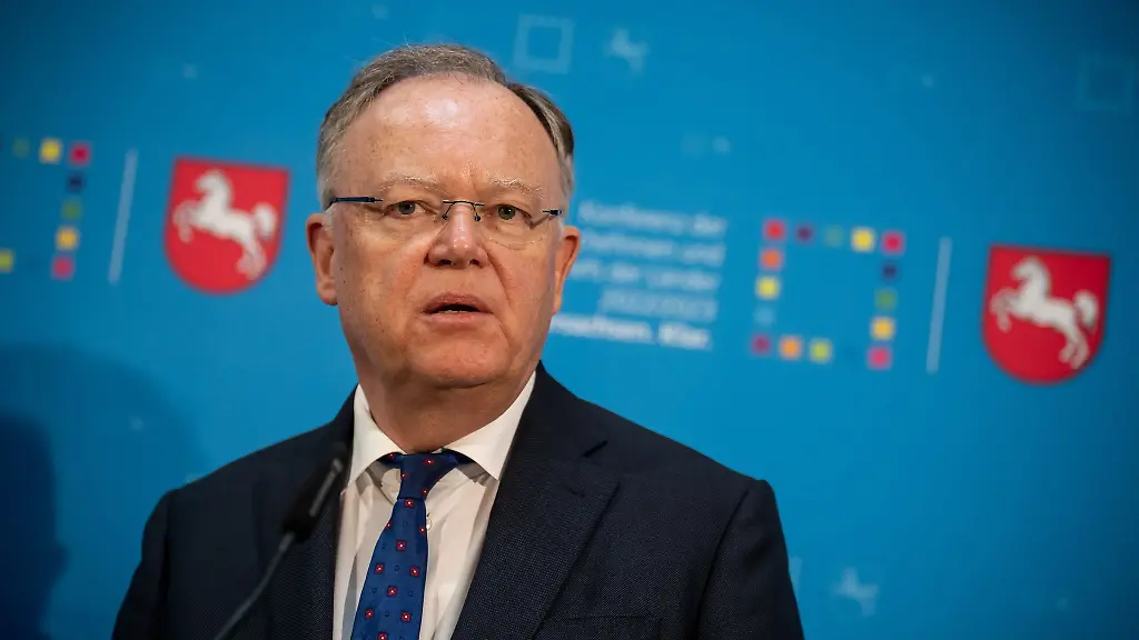 Stephan-Weil-Ministerpraesident-von-Niedersachsen-nimmt-an-einer-Pressekonferenz-teil