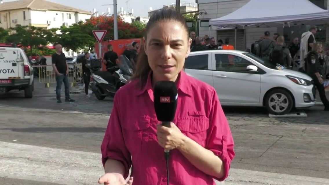 Raschel Blufarb.jpg