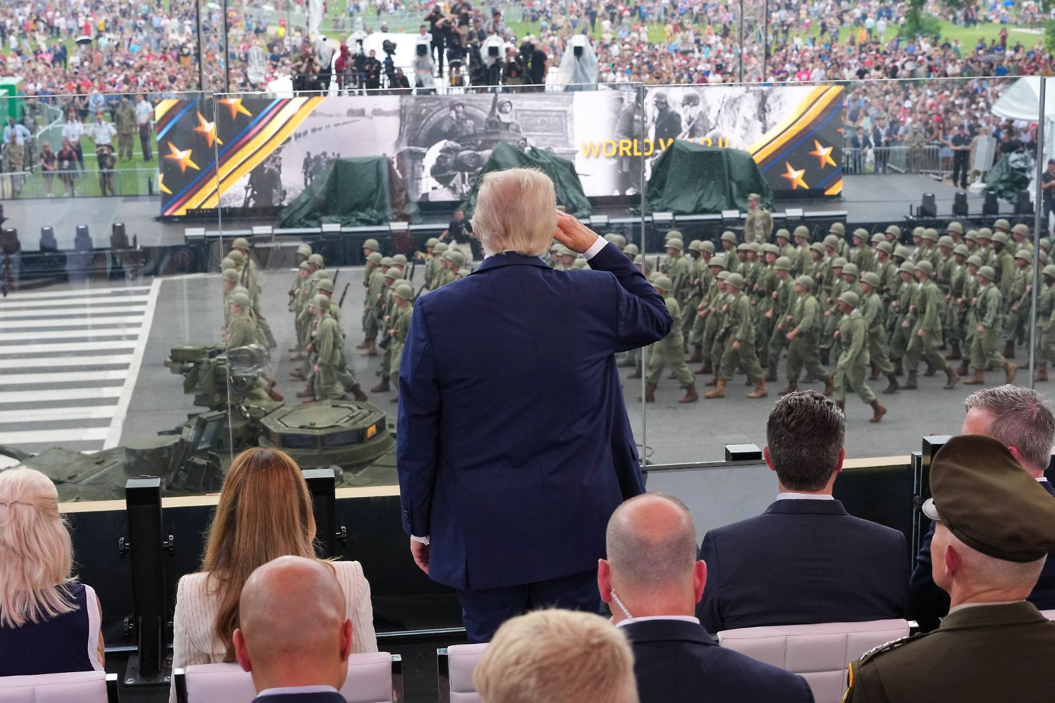 An seinem Geburtstag lässt US-Präsident Donald Trump die Armee durch Washington marschieren.