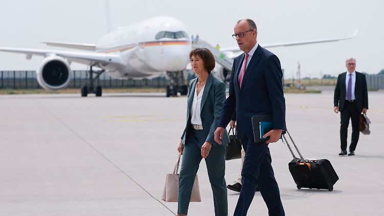 Merz bricht mit seiner Frau zum G7-Gipfel nach Kanada auf. Dort steht der Konflikt inzwischen auch oben auf der Agenda.