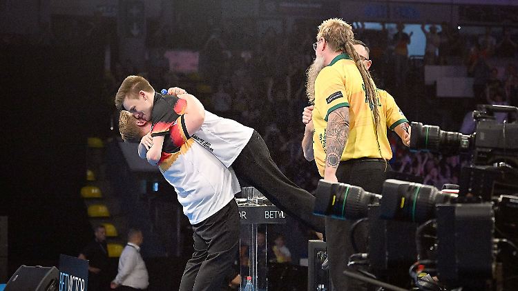 Wird Deutschland Darts-Weltmeister? Nach dem 8:7 gegen Australien stehen Martin Schindler und Ricardo Pietreczko im Halbfinale.