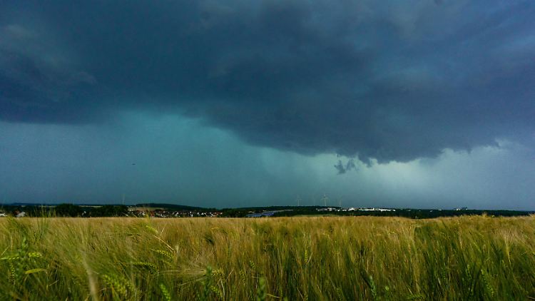 Zum Start in die neue Woche beruhigt sich das Wetter allmählich.