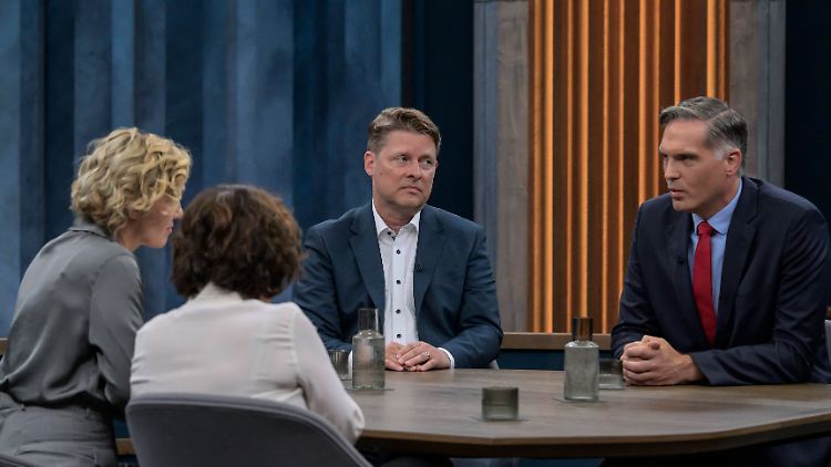 Der Islamwissenschaftler Guido Steinberg (m.) hält es auch für realistisch, dass die USA und Iran wieder über ein Atomabkommen sprechen werden.