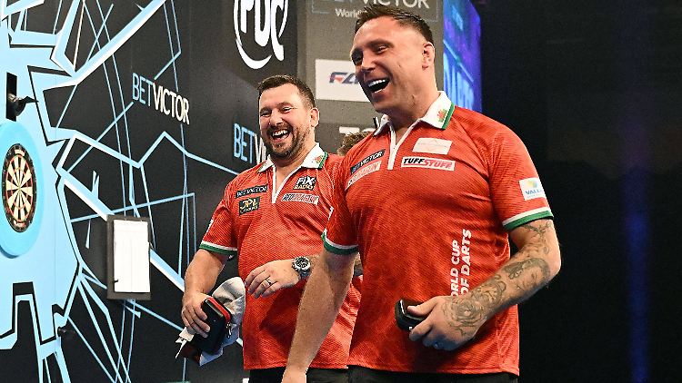 Gerwyn Price (rechts) und Jonny Clayton kamen trotz Final-Niederlage aus dem Lachen nicht heraus.