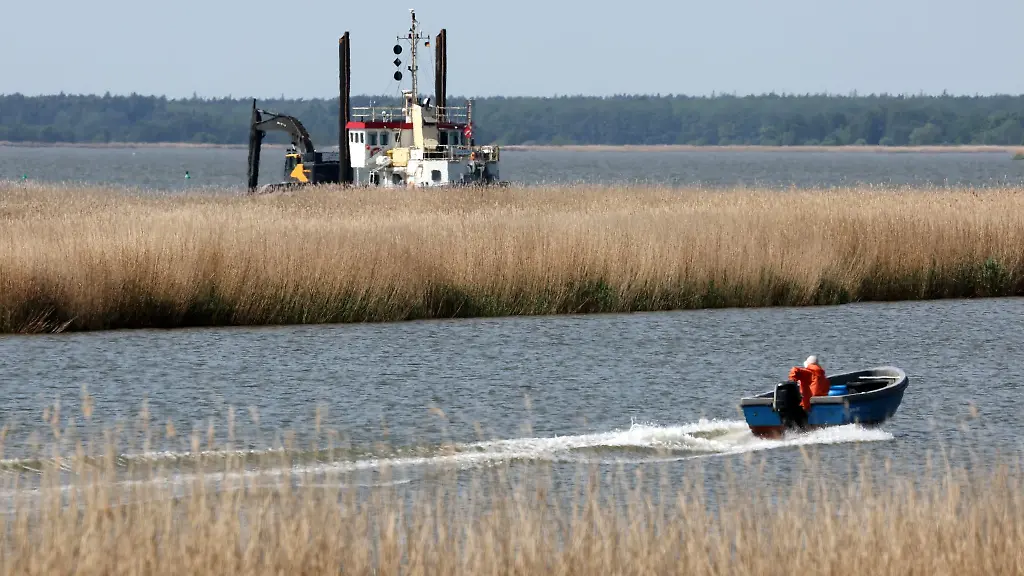 Ein-Fischerboot-ist-auf-dem-Meiningenstrom-unterwegs
