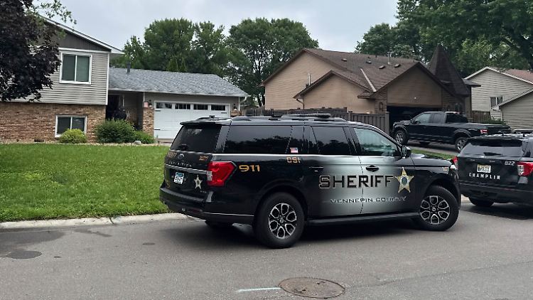 Polizeifahrzeuge vor dem Haus des US-Senators John Hoffman.