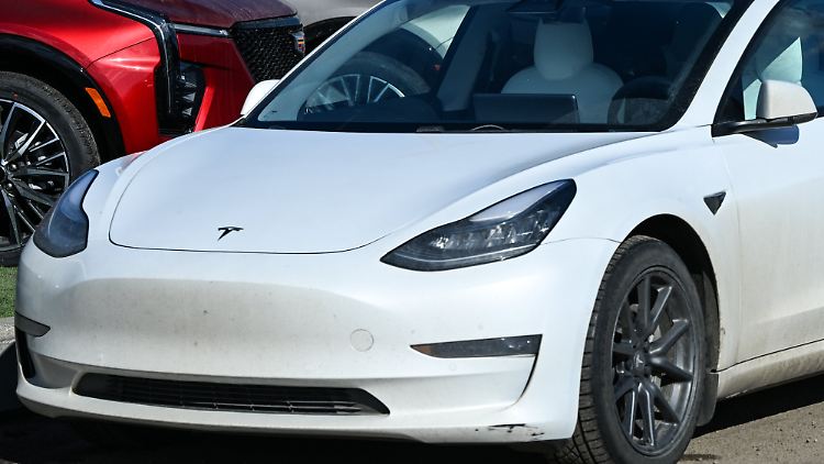 "Tesla Vision" soll ein vor dem Auto sitzendes Kind nicht erkannt haben. 