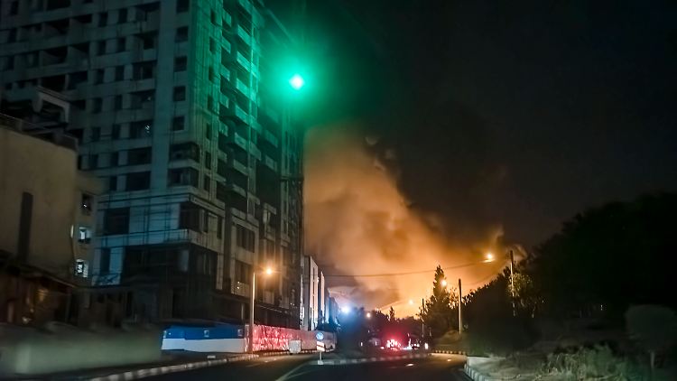 Ein israelischer Luftangriff auf Teheran in der Nacht