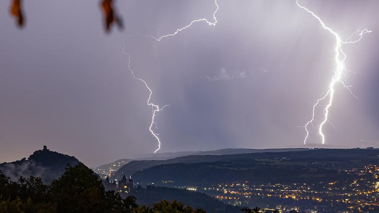 Blitze erhellen die Nacht über Rheinland-Pfalz.