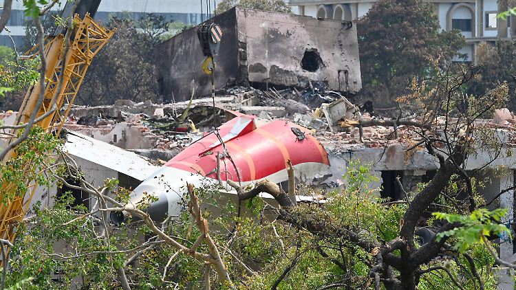 Das vollbesetzte Flugzeug von Boeing stürzte in ein Wohngebiet.