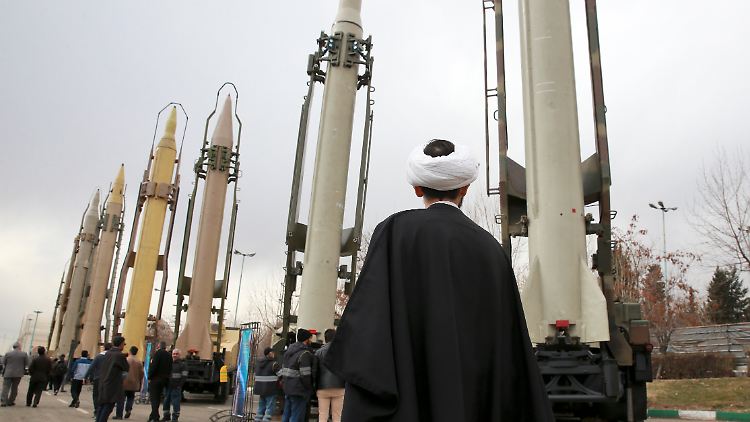 Unterschiedliche Typen von Boden-Boden-Raketen des Irans bei einer Militärschau 2019.