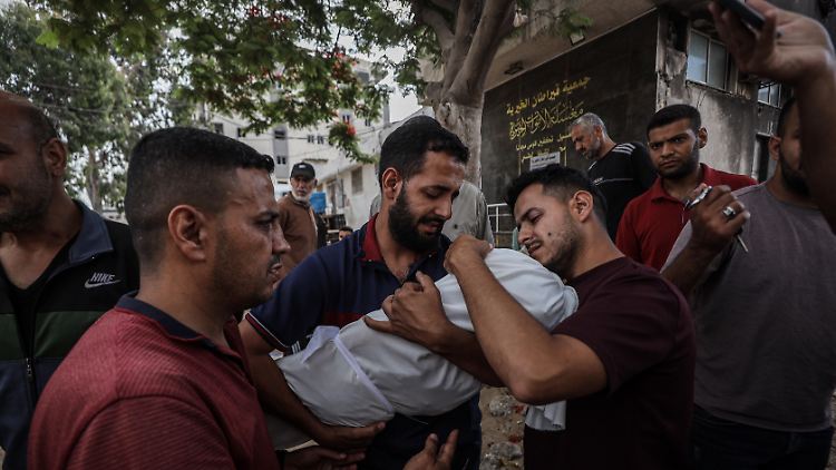 Nach Angaben der von der Hamas kontrollierten Gesundheitsbehörde wurden bereits mehr als 54.000 Palästinenser getötet. Die Zahlen der Behörde unterscheiden nicht zwischen Kämpfern und Zivilisten.