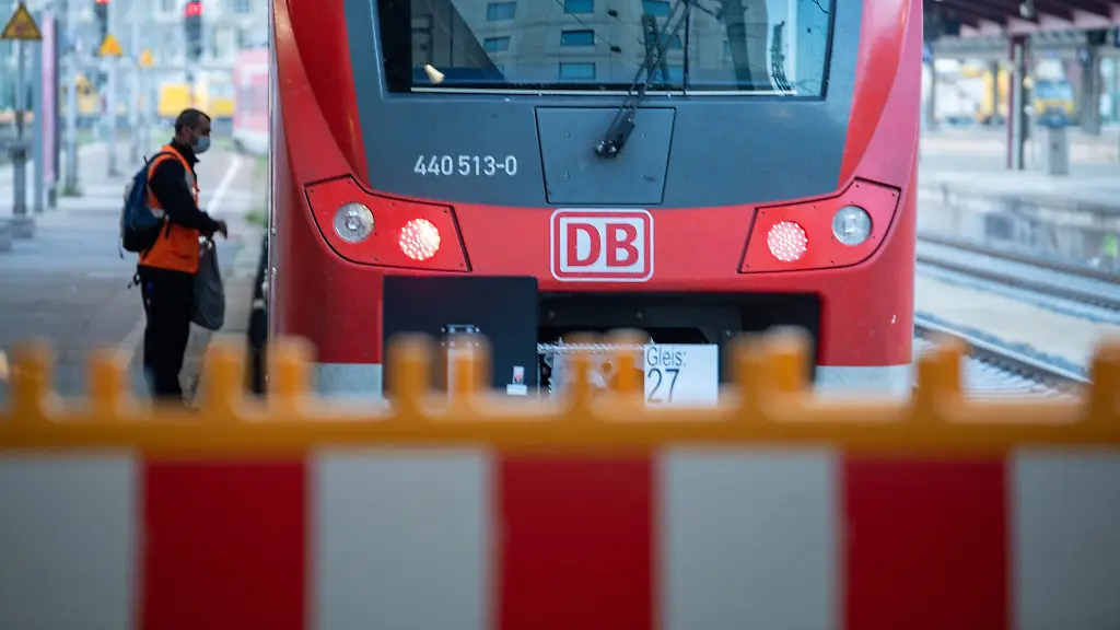 Im-Hauptbahnhof-steht-ein-Zug-der-Deutschen-Bahn
