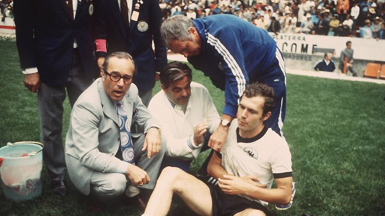 Franz Beckenbauer spielte natürlich auch im "Jahrhundertspiel" eine Hauptrolle.