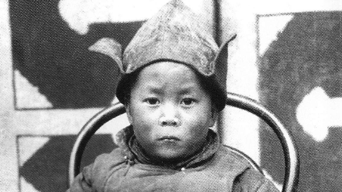 Nach der Deutung von Visionen, Zeichen und Omen finden sie 1937 in Takster den inzwischen zweieinhalbjährigen Lhamo, ...