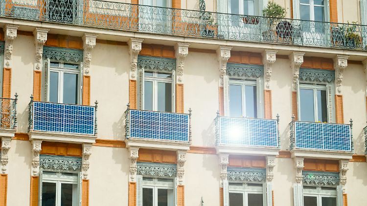 Solarpanels an fast jedem Haus? Der Balkonkraftwerk-Boom hält ungebrochen an. Wir erklären, was die steckerfertigen Solargeräte so erfolgreich macht. 